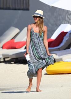Jessica Alba feet photo thumbnail