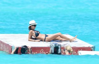 Nicole Richie feet photo thumbnail
