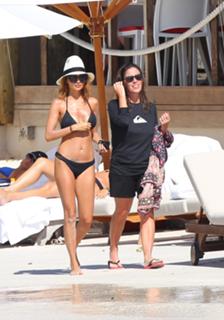Nicole Richie feet photo thumbnail