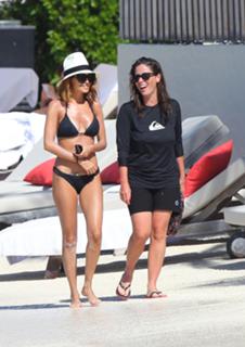 Nicole Richie feet photo thumbnail