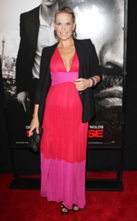 Molly Sims feet photo thumbnail