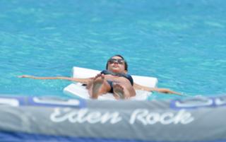 Jessica Alba feet photo thumbnail
