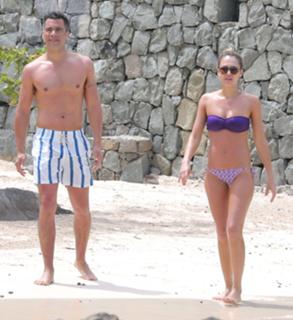 Jessica Alba feet photo thumbnail