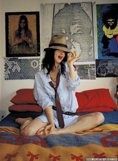 Juliette Lewis feet photo thumbnail