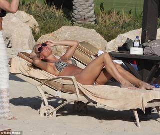 Denise Van Outen feet photo thumbnail