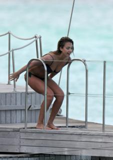 Jessica Alba feet photo thumbnail