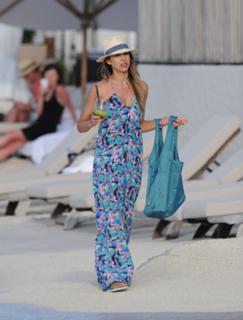 Jessica Alba feet photo thumbnail