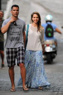 Jessica Alba feet photo thumbnail