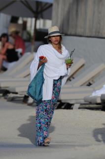 Jessica Alba feet photo thumbnail