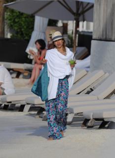 Jessica Alba feet photo thumbnail
