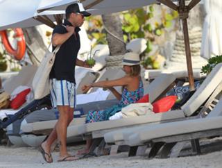Jessica Alba feet photo thumbnail