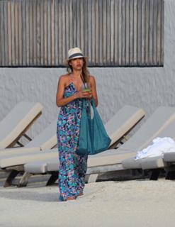 Jessica Alba feet photo thumbnail