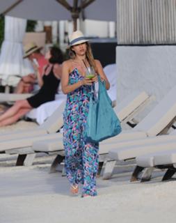 Jessica Alba feet photo thumbnail