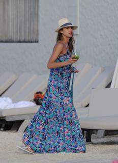 Jessica Alba feet photo thumbnail