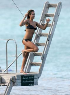 Jessica Alba feet photo thumbnail