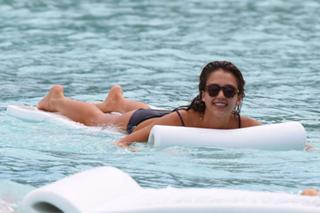 Jessica Alba feet photo thumbnail