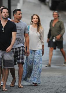 Jessica Alba feet photo thumbnail