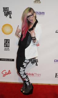 Avril Lavigne feet photo thumbnail