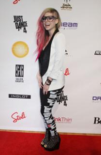 Avril Lavigne feet photo thumbnail