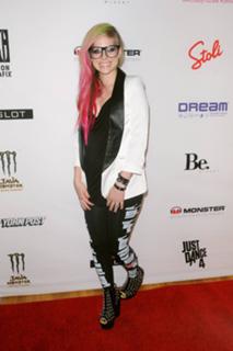 Avril Lavigne feet photo thumbnail