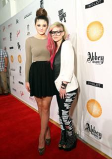 Avril Lavigne feet photo thumbnail