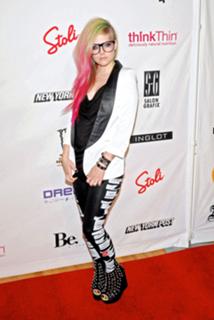 Avril Lavigne feet photo thumbnail
