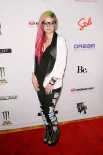 Avril Lavigne feet photo thumbnail