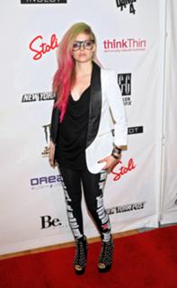 Avril Lavigne feet photo thumbnail
