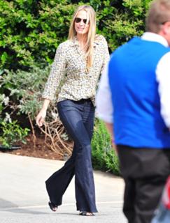 Molly Sims feet photo thumbnail
