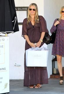 Molly Sims feet photo thumbnail