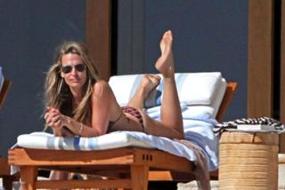 Molly Sims feet photo thumbnail