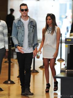 Ashley Tisdale feet photo thumbnail