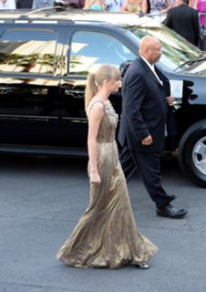 Taylor Swift feet photo thumbnail