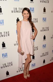 Olga Kurylenko feet photo thumbnail