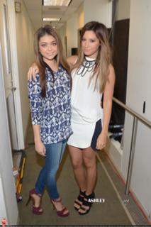 Sarah Hyland feet photo thumbnail