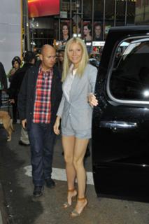 Gwyneth Paltrow feet photo thumbnail