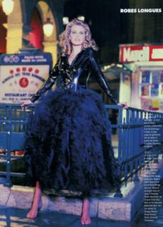 Claudia Schiffer feet photo thumbnail