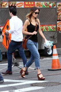 Olivia Wilde feet photo thumbnail