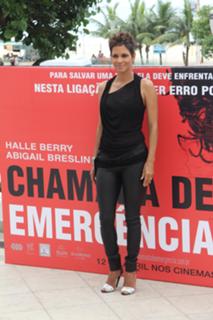 Halle Berry feet photo thumbnail