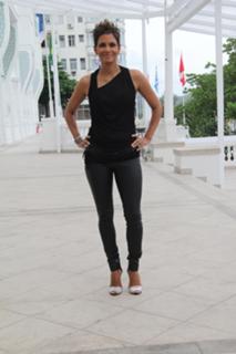 Halle Berry feet photo thumbnail