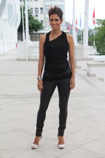Halle Berry feet photo thumbnail