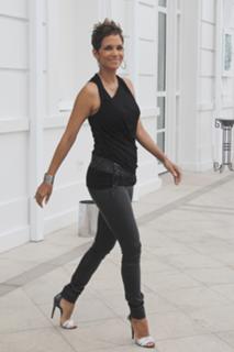 Halle Berry feet photo thumbnail