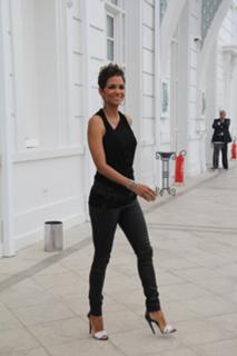 Halle Berry feet photo thumbnail