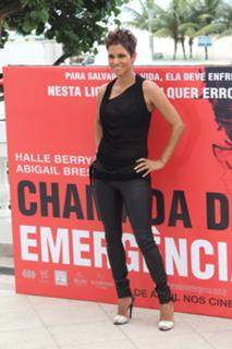 Halle Berry feet photo thumbnail