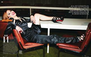 Milla Jovovich feet photo thumbnail