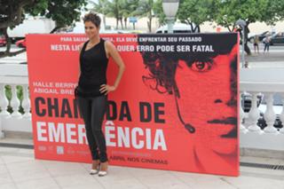 Halle Berry feet photo thumbnail