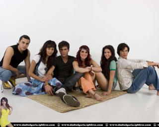 Dulce María feet photo thumbnail