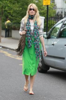Claudia Schiffer feet photo thumbnail