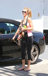 Rosie Huntington-Whiteley feet photo thumbnail