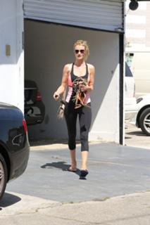 Rosie Huntington-Whiteley feet photo thumbnail